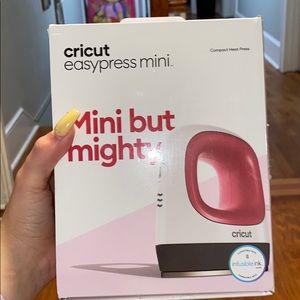 SOLD Cricut easypress mini